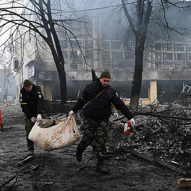 Ukrajint policist odklzej tla lid, kte zahynuli pi ternm ruskm...