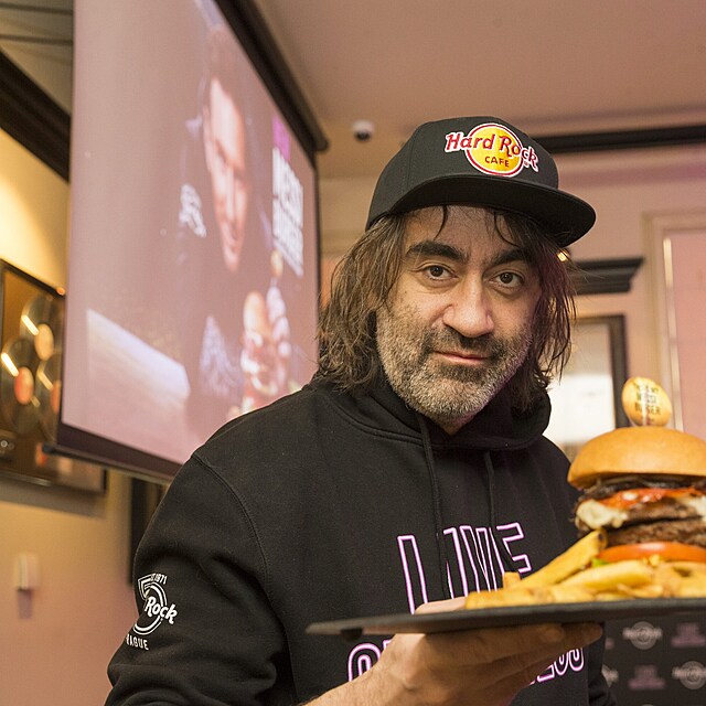 Jakub Kohk na pedstaven novho burgeru podle fotbalisty Lionela Messiho.