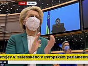 Ursula von der Leyenová tleská první ásti projevu prezidenta Zelenského.