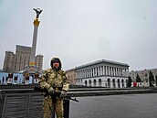 Ozbrojený civilista hlídkuje na kyjevském Majdanu.
