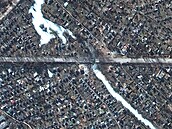 Satelitní snímek zniených dom a mostu v ernihivu.