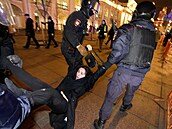 Moskevská policie zasahuje proti ruským demonstrantm.