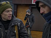 Ozbrojení civilisté hlídají pedmstí Kyjeva.