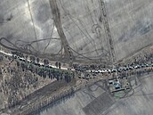 Satelitní snímek spolenosti Maxar Technologies ukazuje jiní konec konvoje...