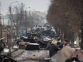 Místní lidé si prohlíí zniené zbytky ruských vojenských vozidel na silnici ve...