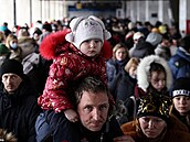 Lidé ekají na nástup do evakuaního vlaku z Kyjeva do Lvova na kyjevském...