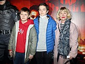 Dana Batulková vzala do kina Krypína (vlevo) s jeho kamarádem.