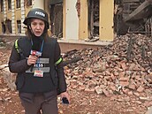 Reportérka CNN Prima News Darja Stomatová u zdemolované charkovské koly.
