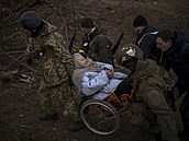 Kdy ukrajintí vojáci zrovna nebojují, pomáhají civilistm.
