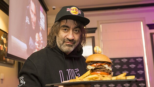 Jakub Kohk na pedstaven novho burgeru podle fotbalisty Lionela Messiho