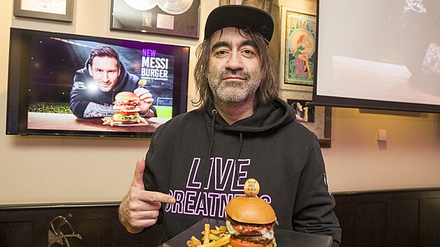 Jakub Kohk na pedstaven novho burgeru podle fotbalisty Lionela Messiho v Hard Rock Cafe