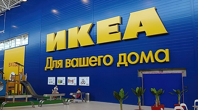 Rusko opout stle vce firem vetn IKEA. Ruku v ruce s tm miz i bohat Rusov.