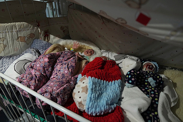 Dojemný snímek tí nedonoených kojenc v mariupolské nemocnici
