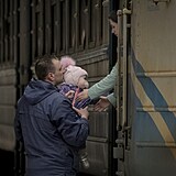 Ženy a děti odjíždějí z Kyjeva.