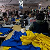 Fungující továrna v Mariupolu, ženy zde šijí vlajky.
