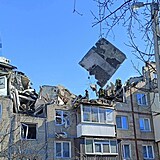 Odstraňování trosek z kyjevského sídliště.