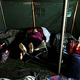 Žena v uprchlickém stanu na ukrajinsko-polské hranici.