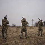 Vojci trenuj u msta Kyjev.