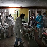 Zdravotníci ošetřují pacienty na improvizovaných odděleních v suterénu.