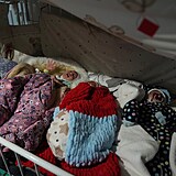 Dojemný snímek tří nedonošených kojenců v mariupolské nemocnici
