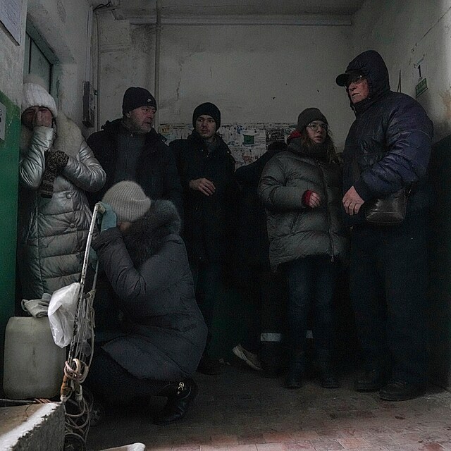 Lid se choul u vtahu jednoho z dom v Kyjev.