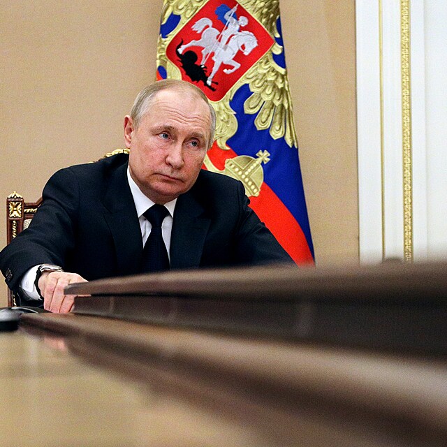 Vladimir Putin u svého obřího stolu.