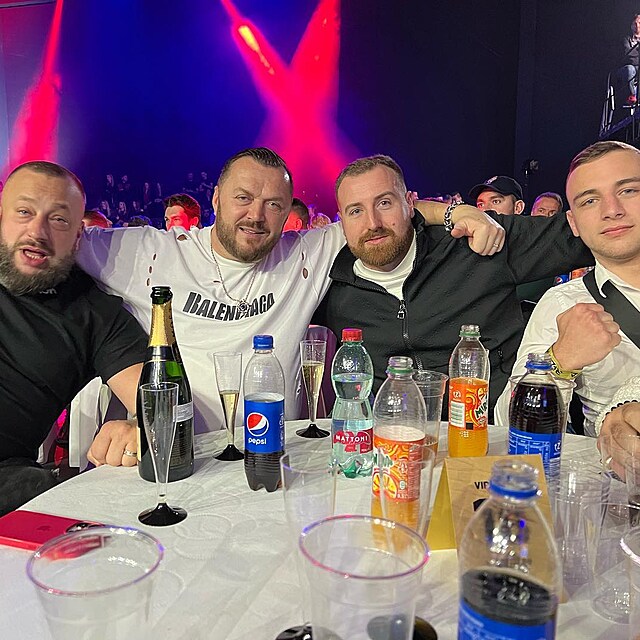 �dajn� milenec Lely Ceterov� V�t Kaiser se z��astnil galave�era nov� organizace RFA. Z�pasy si u��val po boku podnikatele Jana Ko�ky. O n�kolik stol� d�l sed�l Karlos V�mola s Lelou Ceterovou.