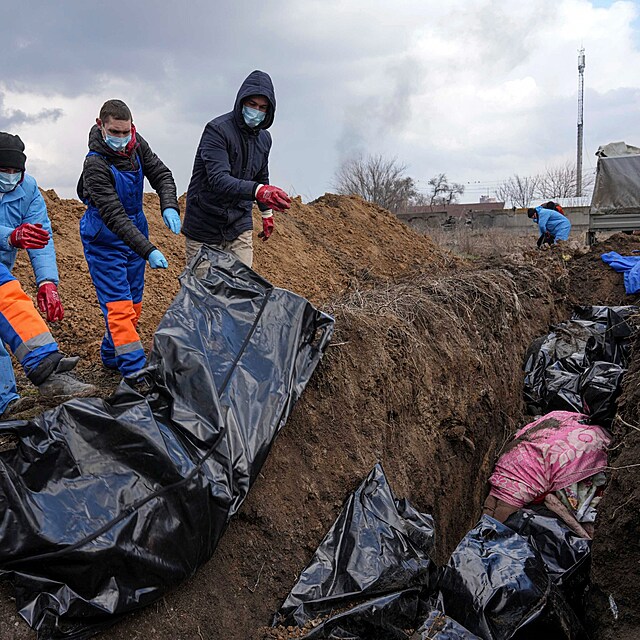 Ukrajinci mus obti pohbvat do masovch hrob.