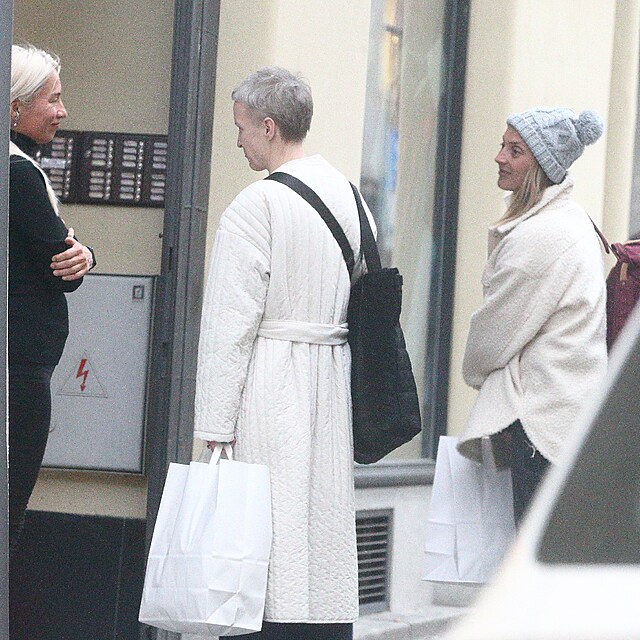 B�ra Pol�kov� se lou�� a vyr�� z obchodu v centru. Prahy.