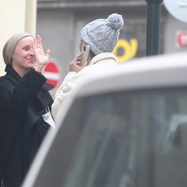 B�ra Pol�kov� se lou�� a vyr�� z obchodu v centru. Prahy.