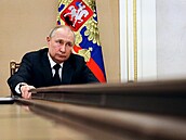 Vladimir Putin u svého obího stolu.