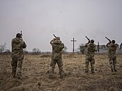 Vojáci trenují u msta Kyjev.