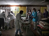 Zdravotníci oetují pacienty na improvizovaných oddleních v suterénu.