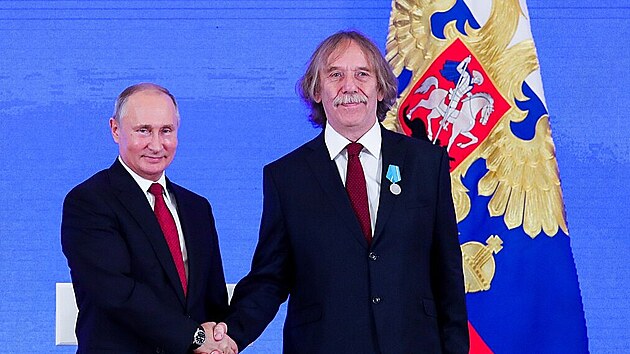 Jarek Nohavica v roce 2018 dostal od ruskho prezidenta Putina Pukinovu medaili. Vyznamenn si psnik hodl ponechat.