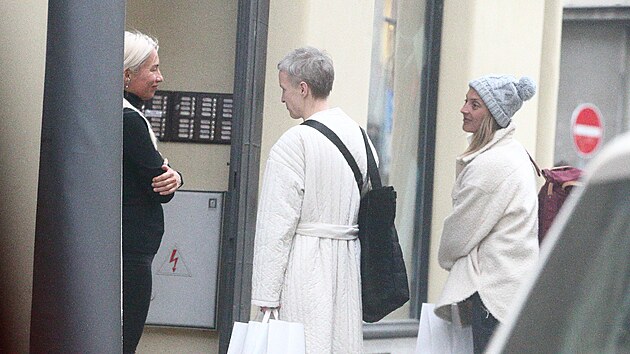 Bára Poláková se lou�í a vyrá�í z obchodu v centru. Prahy.