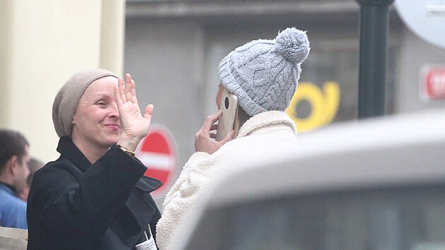 Bára Poláková se lou�í a vyrá�í z obchodu v centru. Prahy.