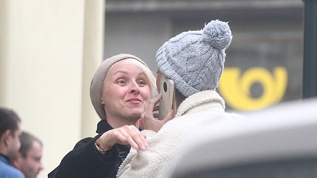 Bára Poláková se lou�í a vyrá�í z obchodu v centru. Prahy.