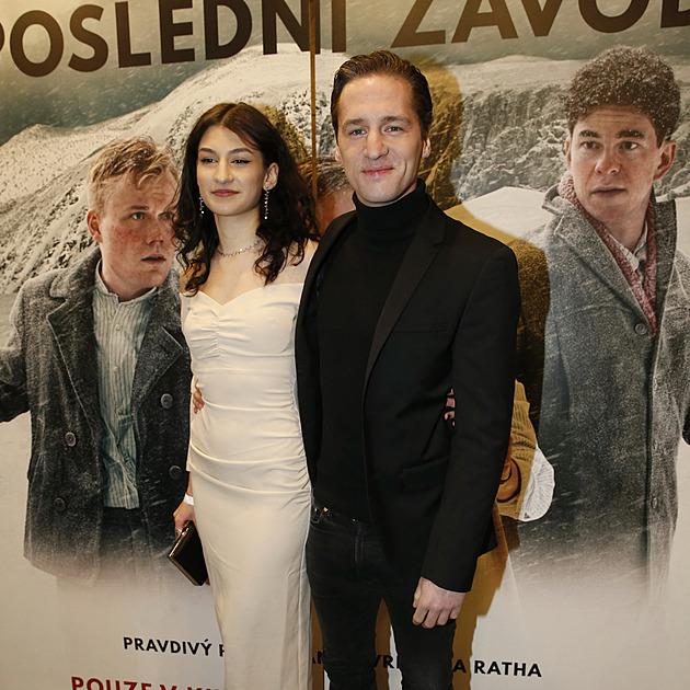 Herec Jan Nedbal s partnerkou na premiéře snímku Poslední závod