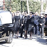 Plačící Jana Bobošíková s dcerami na pohřbu manžela.