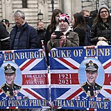 Lidé stojící před Westminster Abbey, koná se zde bohoslužba za prince Filipa.