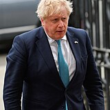 Boris Johnson přichází do Westminster Abbey.