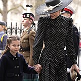Princezna Charlotte se drží za ruku maminky Catherine.