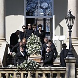Pohřeb Pavla Bobošíka: Zdrcená vdova Jana s rodinou doprovází rakev.