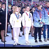 Ruští sportovci na Putinově přehlídce s písmeny Z na bundách.