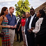 Královský pár se setkává s místními.