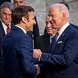 Emmanuel Macron si přátelsky pokecal s Joem Bidenem.
