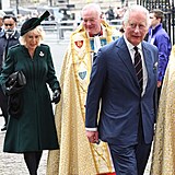 Princ Charles a za ním vévodkyně Camilla