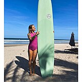 Kamila Kamu Rundusová zdraví z Kostariky a obdivuje se ženám surfařkám.