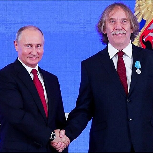 Ve svch oblbench hodinkch Putin pedval medaili Jarkovi Nohavicovi.