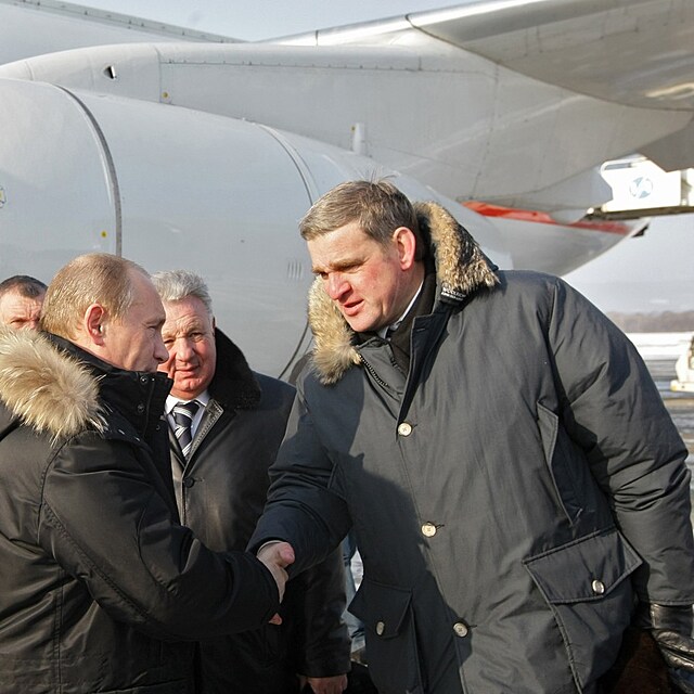 Sergej Darkin ještě jako gubernátor vítá Vladimira Putina.